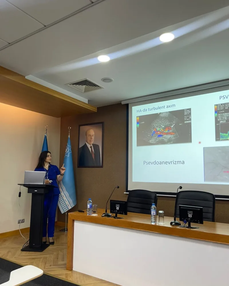 Dr. Günay Əhmədova məruzədə Doppler görüntülərini izah edir
